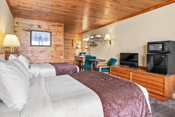 Early Blue Motel image 11