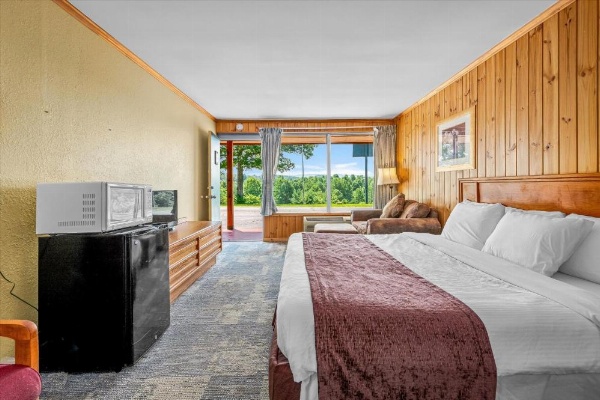 Early Blue Motel image 14