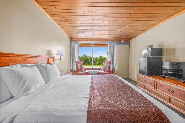 Early Blue Motel image 18