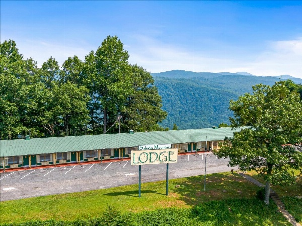Early Blue Motel image 7